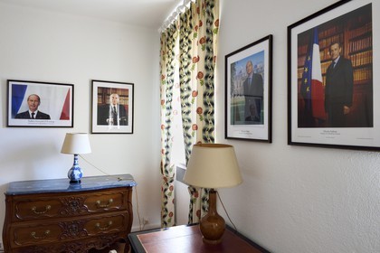 France, Var (83), Bormes les Mimosas, Fort de Brégançon, résidence officielle du président de la République, chambre de l'aide de camp avec les portraits des présidents