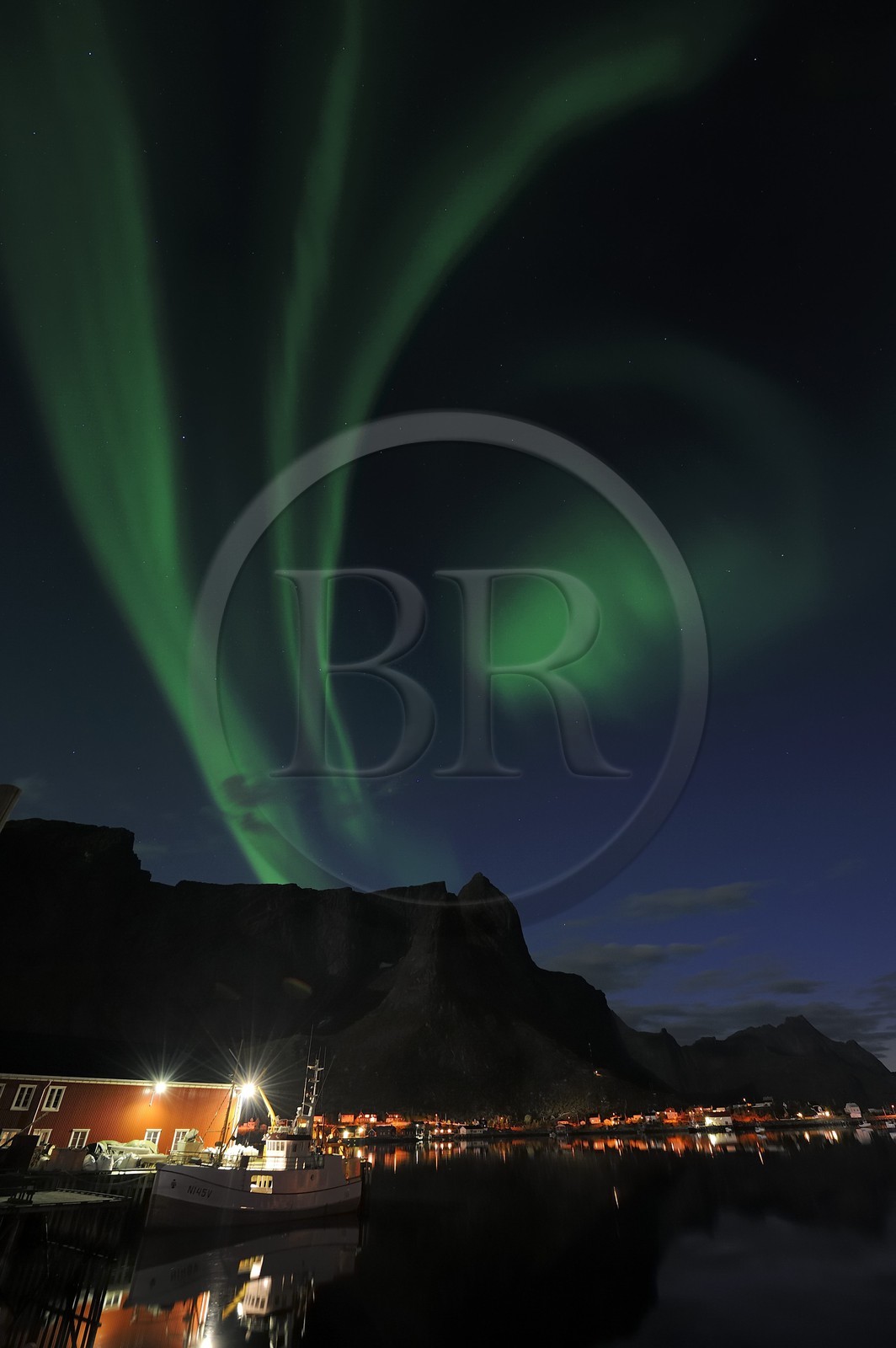 Norway, Nordland County, Lofoten Islands, Moskenes Island, aurora borealis over Reine fishermen village