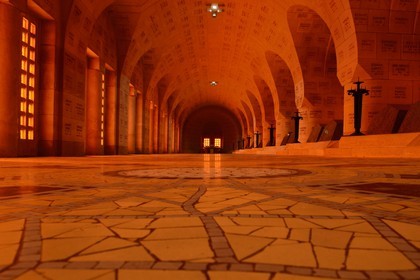 France, Meuse (55), Douaumont, bataille de Verdun, ossuaire de Douaumont, nécropole nationale abritant les tombeaux représentant les secteurs géographiques de la bataille de Verdun où sont gravés les noms des soldats disparus
