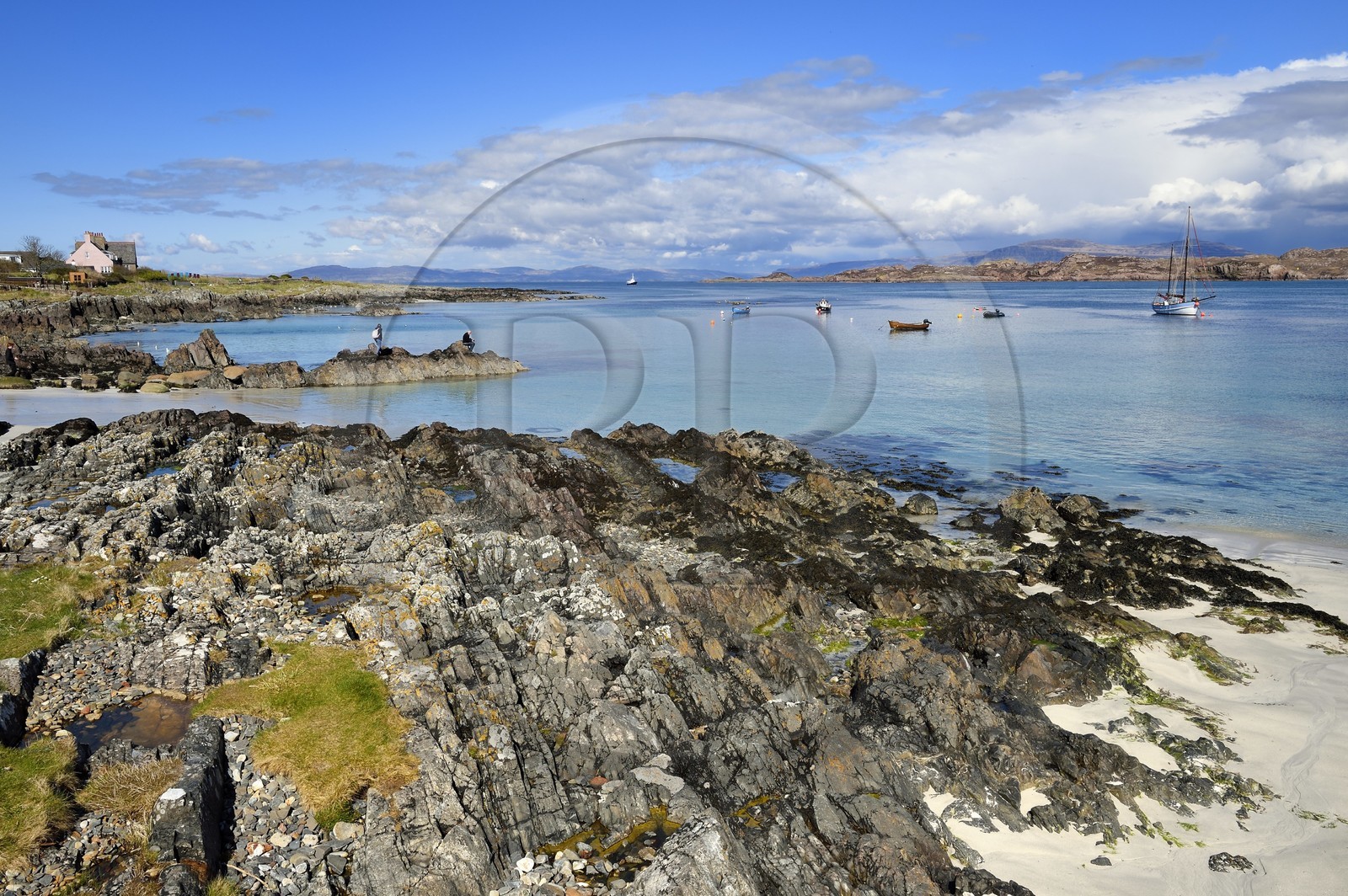 Royaume-Uni, Ecosse, Highland, Hébrides intérieures, rochers et  plage de sable sur l'Ile de Iona faisant face au Ross of Mull