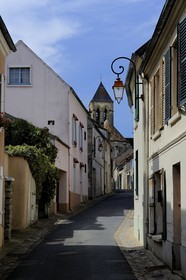 France, Val-d'Oise (95), Vétheuil, rue de Moutier menant à l'église Notre Dame peinte par Claude Monet