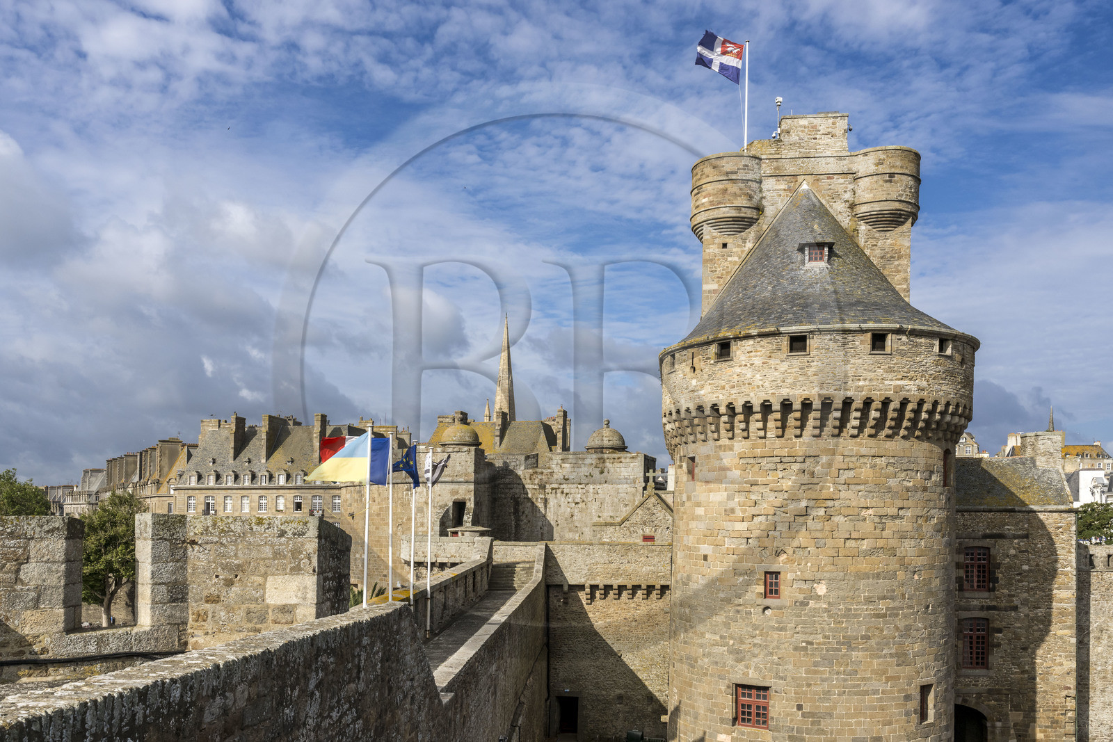 France, Ille-et-Vilaine (35), Côte d'Emeraude, Saint-Malo, le chateau de Saint-Malo (XVème siècle) qui abrite l'Hotel de Ville et le Grand Donjon sur lequel flotte le drapeau de la ville