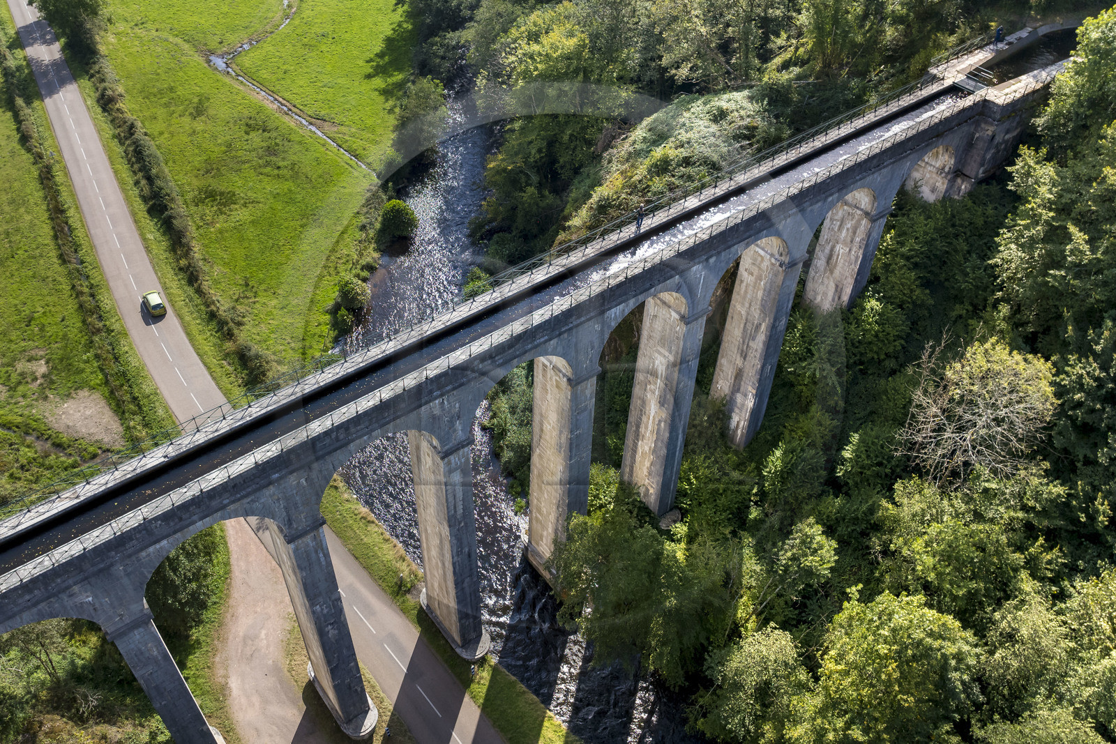 France, Nièvre (58), Parc naturel régional du Morvan, Montreuillon, pont aqueduc de Montreuillon construit en 1841, haut de 33 m et long de 152 m avec 13 arches larges de 8 m, le long de la Rigole d’Yonne qui puise les eaux de l'Yonne au lac de Pannecière et alimente le canal du Nivernais (vue aérienne)