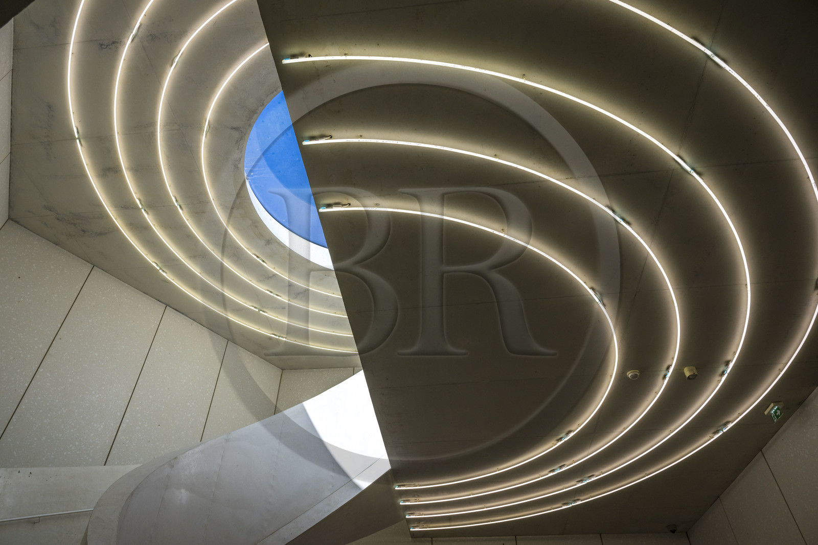 France, Vaucluse (84), Avignon, Collection Lambert, Musée d'Art Contemporain, l’atrium avec son escalier minimaliste et l’oculus zénithal de grande dimension a été créé pour articuler les deux hôtels particuliers du XVIIIe siècle par les architectes Berger&Berger