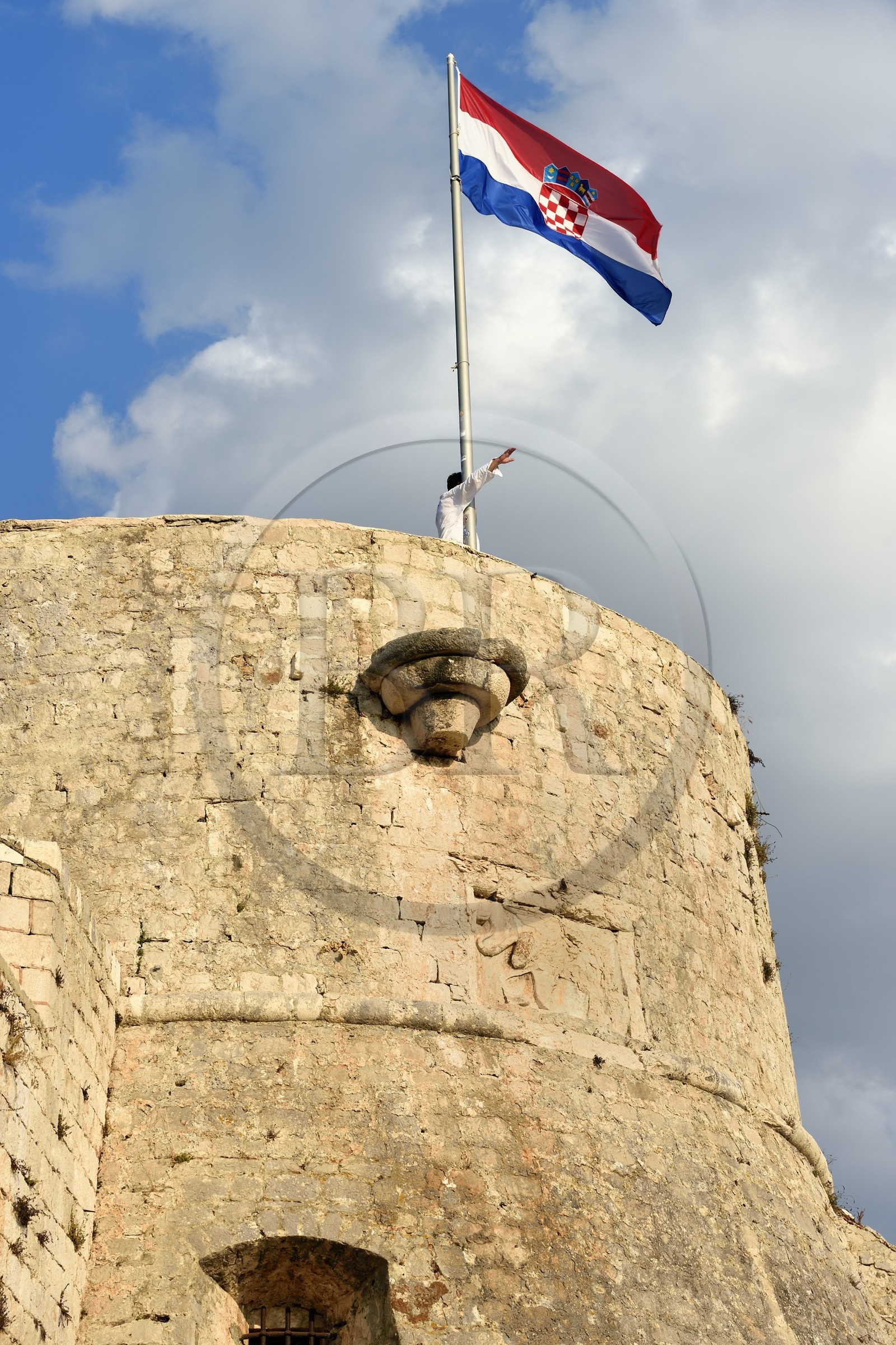 Croatie, Dalmatie, cote dalmate, Ile de Hvar, la ville de Hvar, le drapeau croate sur le bastion de la Forteresse espagnole