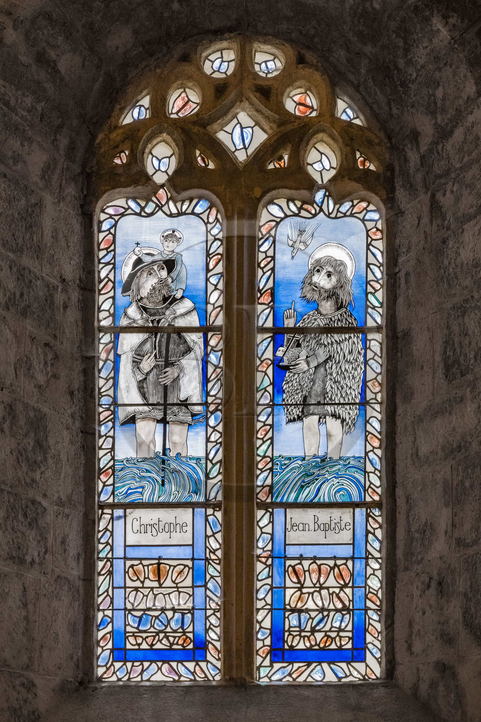 France, Aveyron (12), Causses et les Cévennes, paysage culturel de l'agro-pastoralisme méditerranéen, classés Patrimoine Mondial de l'UNESCO, La Couvertoirade, labellisé Les Plus Beaux Villages de France, village fortifié sur le plateau du Larzac, vitraux de l'église Saint-Christol