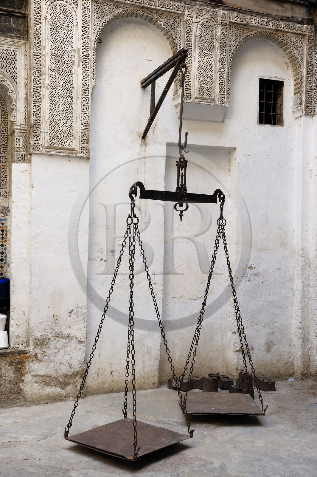 Maroc, Moyen Atlas, Fès, ville impériale, médina classée Patrimoine Mondial de l'UNESCO, Fès el Bali, balancier pour la pesée du sel dans le caravansérail ou funduq Sagha