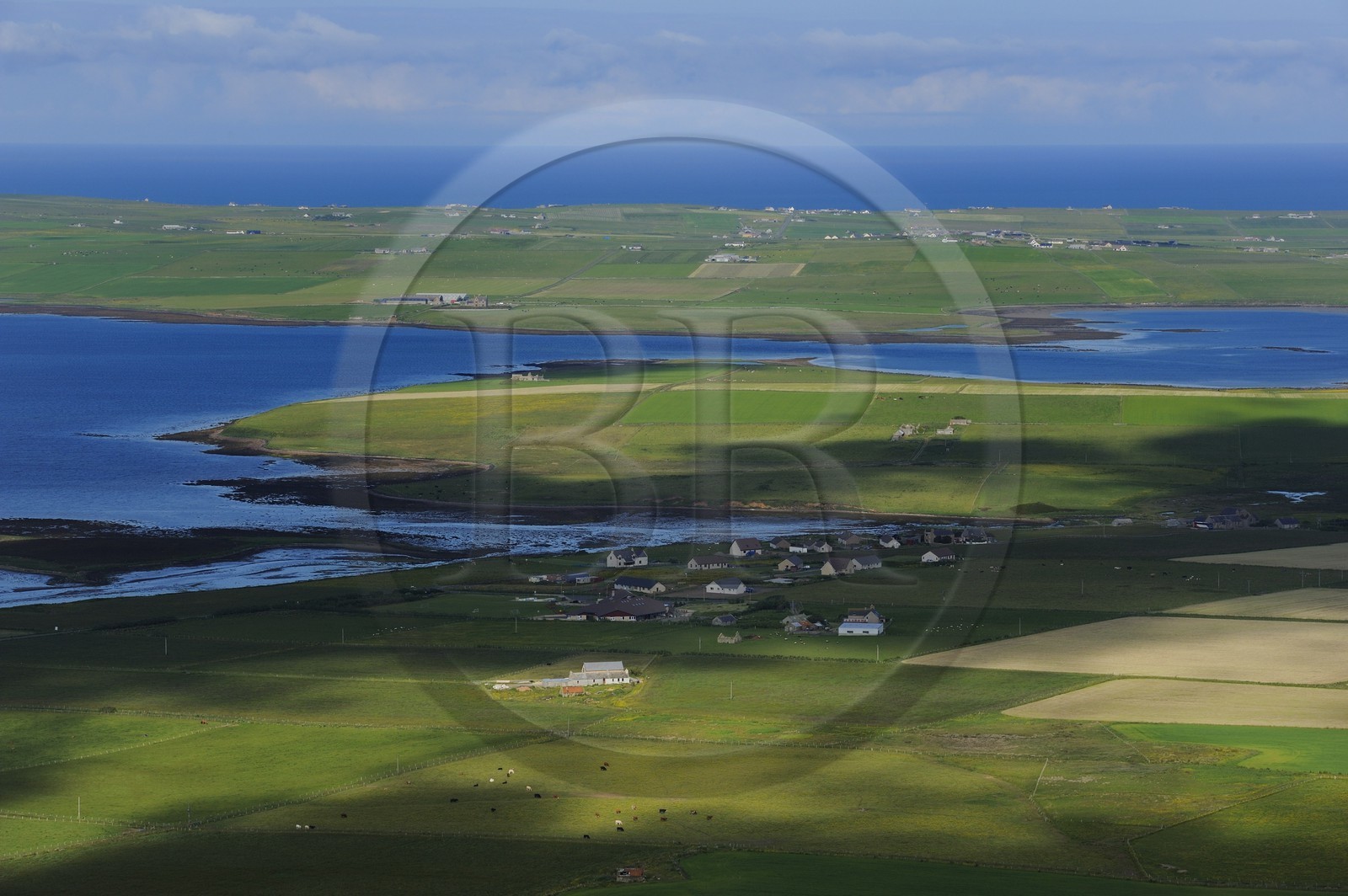 Royaume-Uni, Ecosse, Iles Orcades, Ile de Mainland, champs et fermes éparses (vue aérienne)