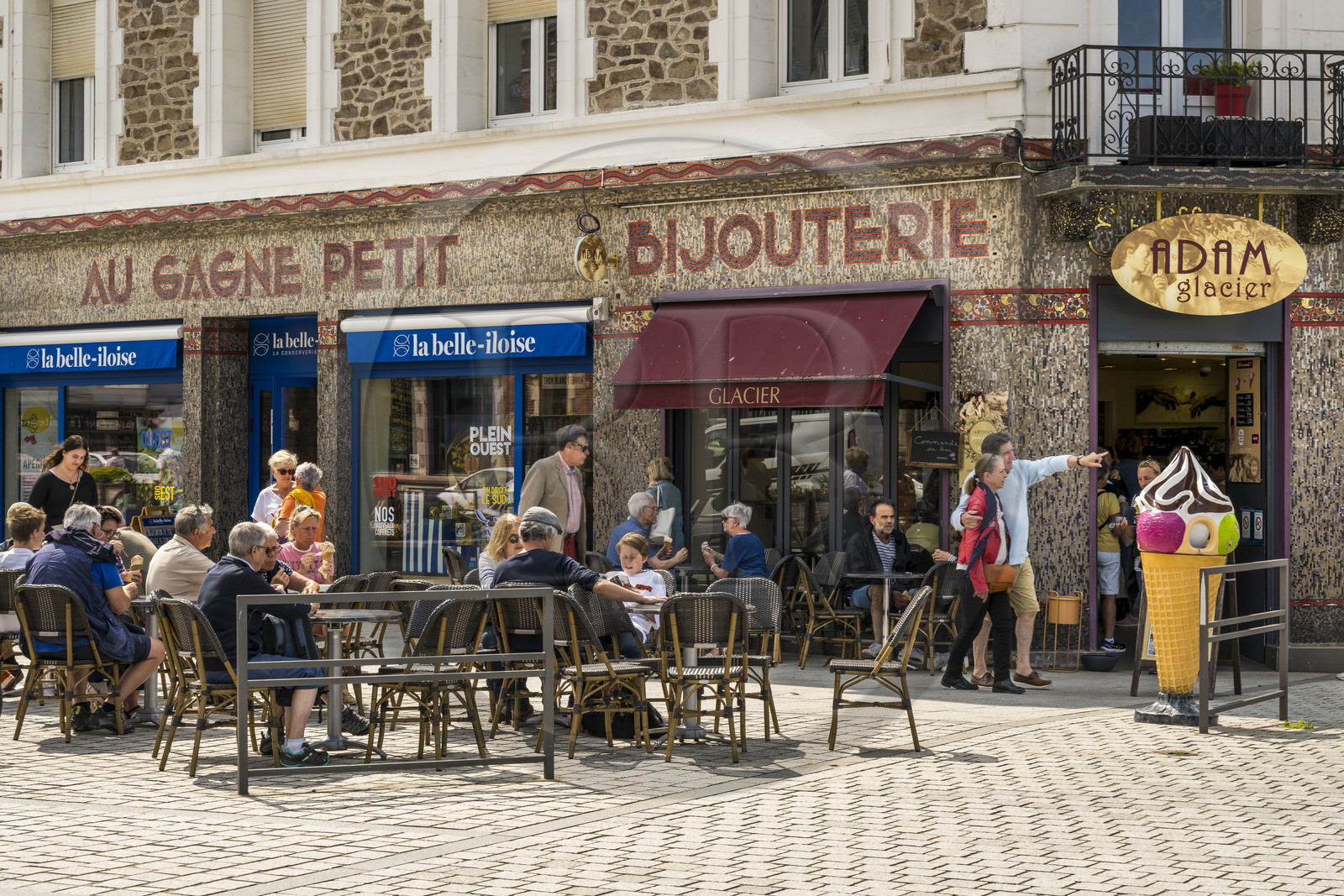 France, Côtes d'Armor (22), Paimpol, conserverie et café dans une ancien horlogerie bijouterie avec une facade de Odorico