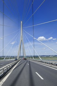 France, entre Calvados (14) et Seine-Maritime (76), le Pont de Normandie enjambe la Seine pour relier les villes de Honfleur et du Havre