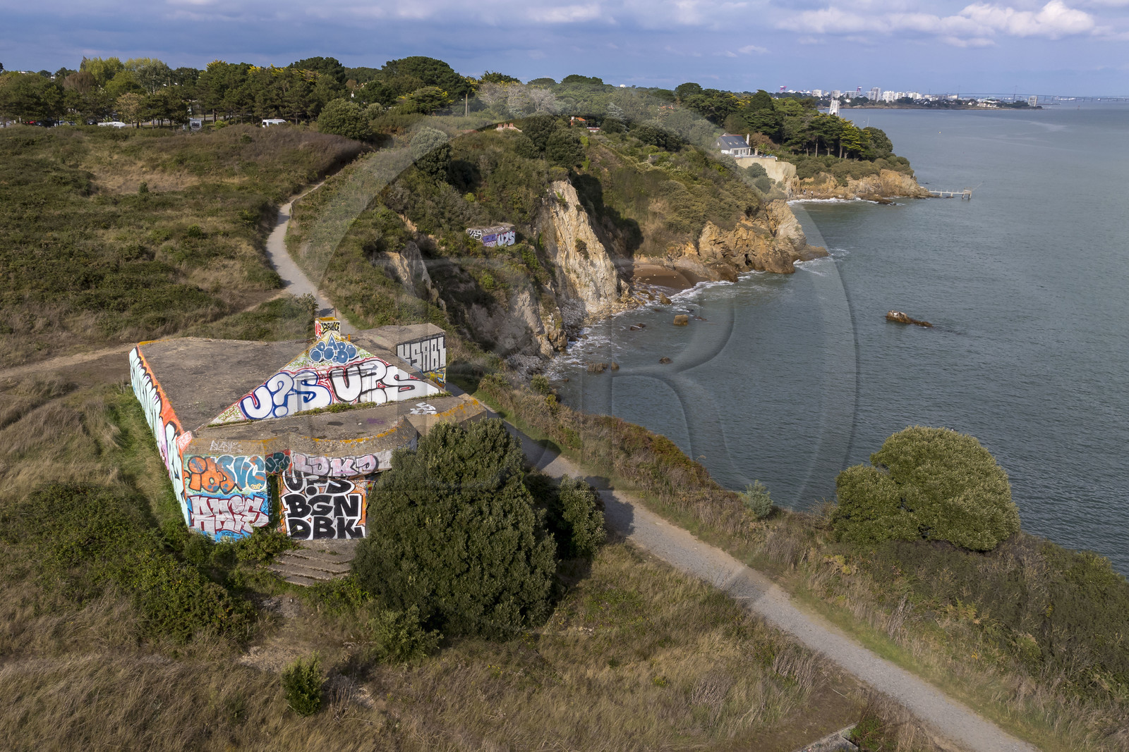France, Loire-Atlantique (44), Estuaire de la Loire, Saint-Nazaire, Pointe de l'Eve, anciennes batteries bunkers assorties de toits en pignons transformées par les Allemands pour évoquer de loin des silhouettes de maisons (vue aérienne)