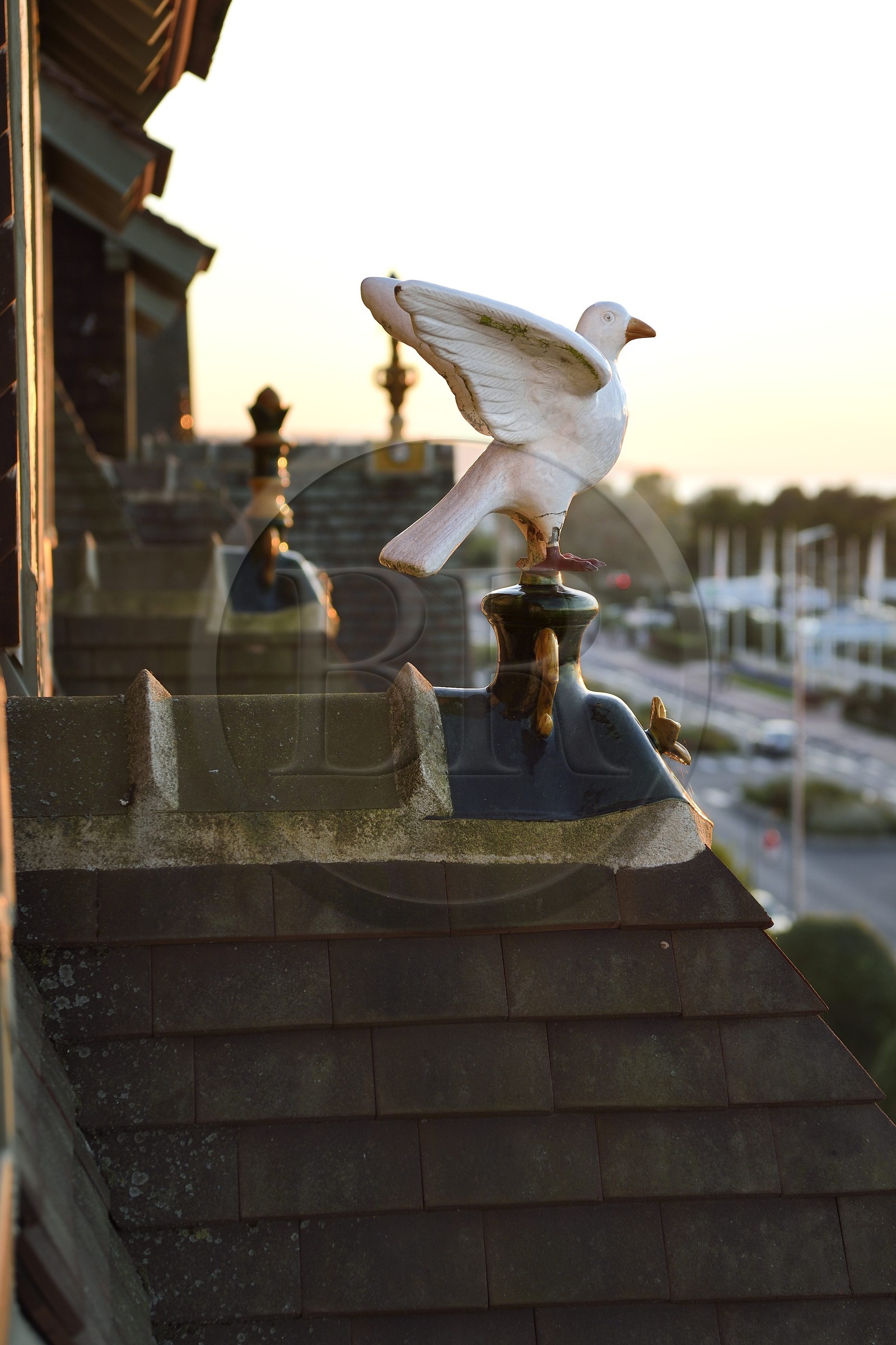 France, Calvados (14), Pays d'Auge, Deauville, l'Hotel Normandy Barriere, épi de faitage représentant un oiseau, typique des toits du pays d'Auge