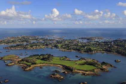 France, Côtes-d'Armor (22), Ile de Bréhat, Ile de Béniguet (ou Biniguet) au premier plan (vue aérienne)