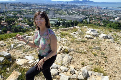 France, Bouches-du-Rhône (13), Marseille, les quartiers Nord, site archéologique celto-ligure de l'oppidum de Verduron fondé à la fin du IIIe siècle av. J.-C au premier plan, la Cité Castellane et le Grand Port Maritime en arrière plan, l'archeologue Nathalie Cazals