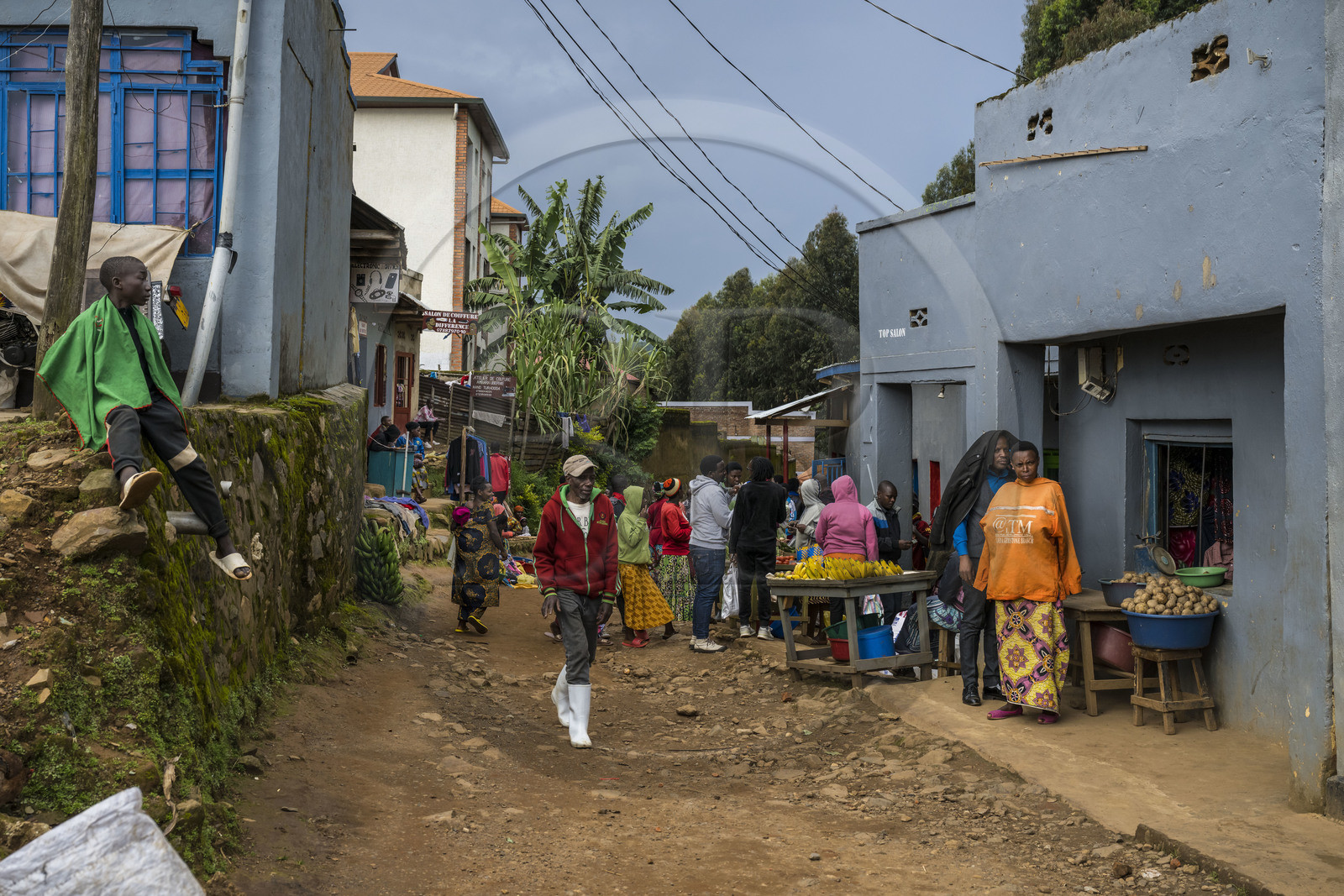Rwanda, Province de l’Ouest, Gisakura, commerces et étals dans les rues du village