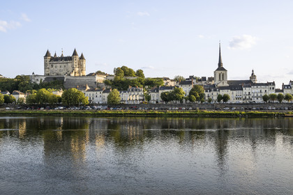 France, Maine-et-Loire (49), vallée de la Loire classée au Patrimoine Mondial par l'UNESCO, Saumur, le chateau et l'église Saint-Pierre sur les bords de Loire