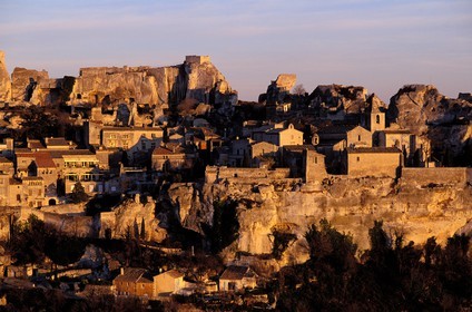 France, Bouches-du-Rhône (13), Les Baux-de-Provence, labellisé Les Plus Beaux Villages de France, la porte d' Eyguières et l' église