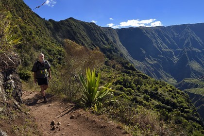 France, Ile de la Reunion, Parc National de la Réunion classé Patrimoine Mondial de l'UNESCO, La Possession, vers le village de Dos d'Ane, randonnée de la Roche Bouteille, le randonneur François Gaulin sur le sentier Cap Noir et le Cirque de Mafate à droite