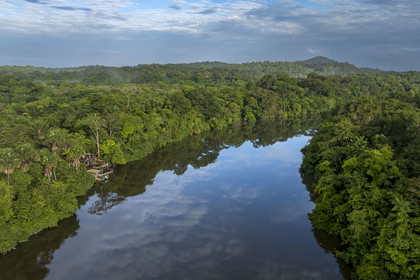 France, Guyane, Kourou, le carbet du Camp Maripas en bordure du fleuve Kourou, la montagne des Singes (161 mètres d'altitude) en arrière plan (vue aérienne)
