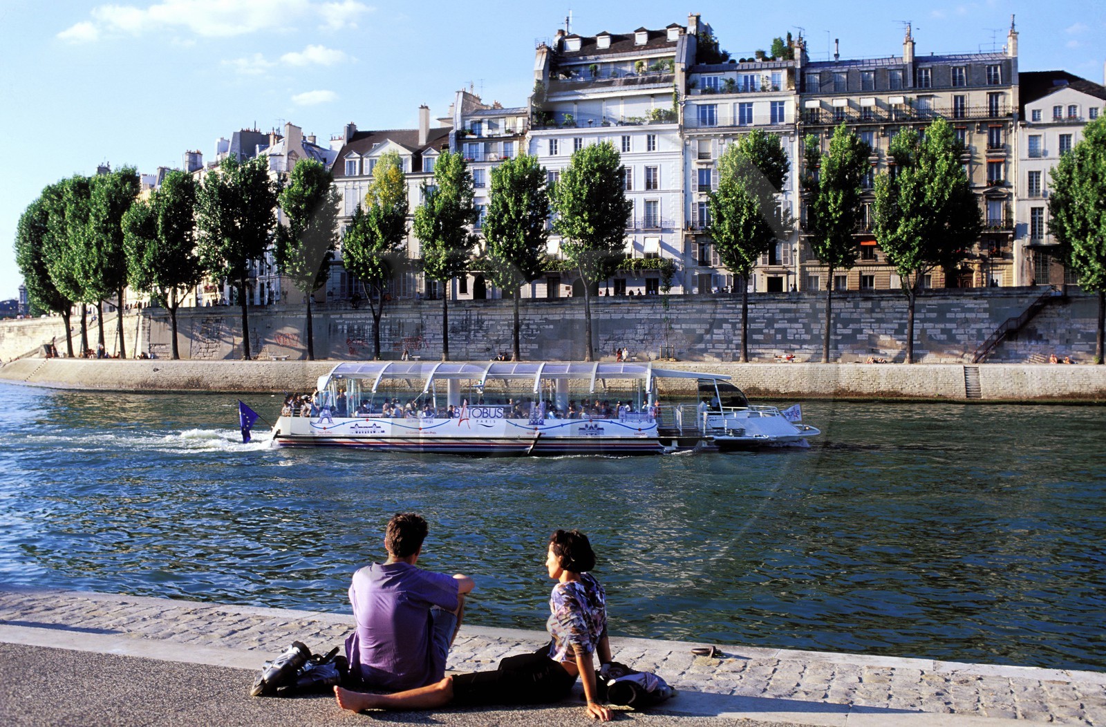France, Paris (75), les rives de la Seine, classées Patrimoine Mondial de l'UNESCO, quai Saint Bernard et île Saint-Louis, Batobus