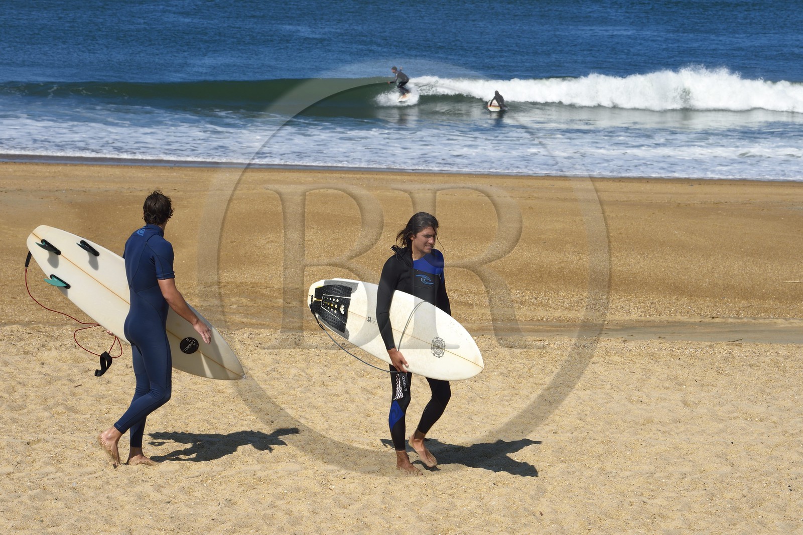France, Pyrénées-Atlantiques (64), Pays-Basque, Anglet, surfeur sur la plage des Cavaliers