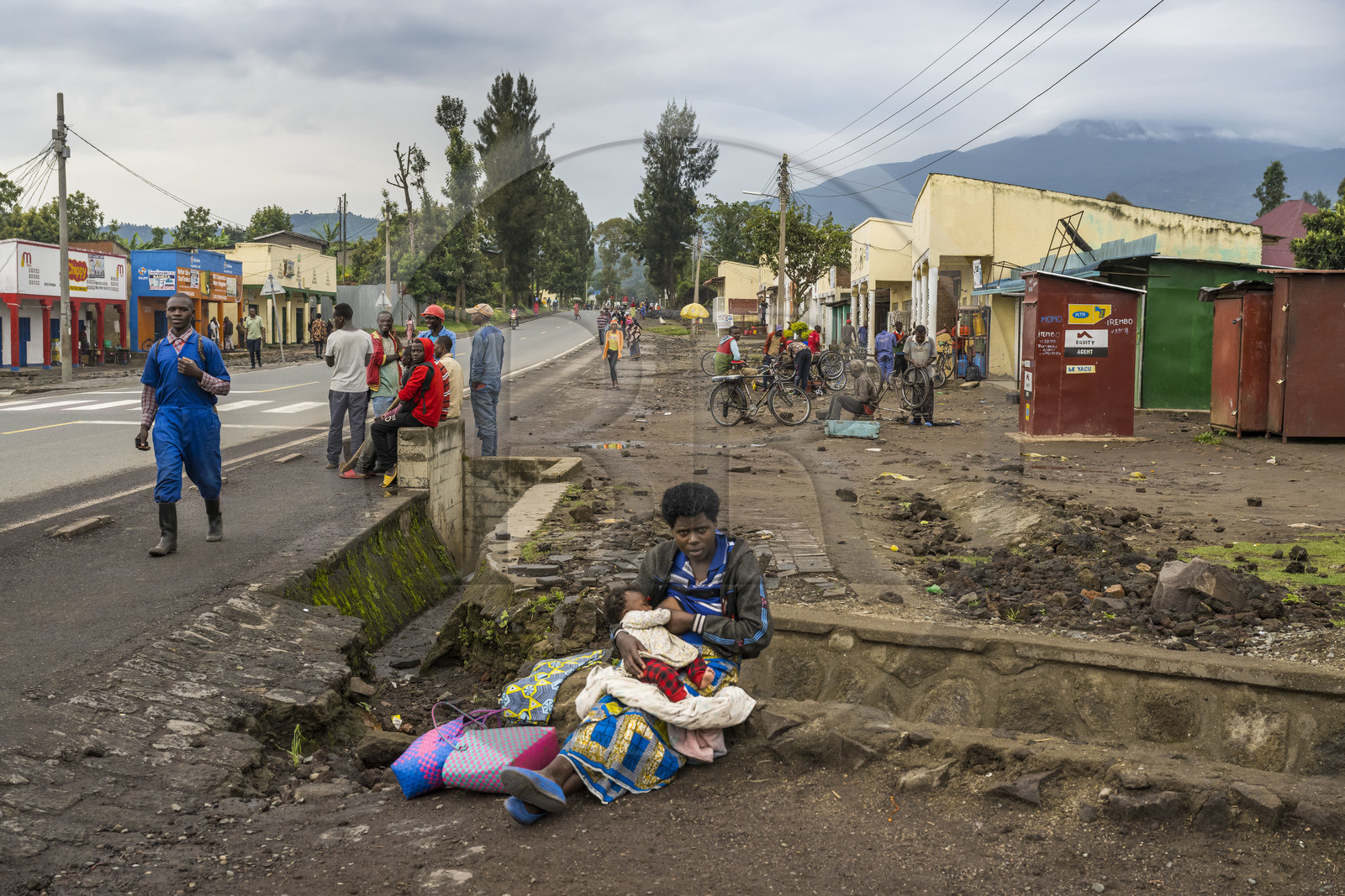 Rwanda, Province du Nord, District de Musanze (Ruhengeri), Kimonyi, femme qui donne le sein à son bébé au bord de la Route Nationale 4 qui va de Ruhengeri à Goma au Congo