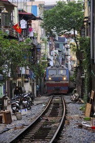 Vietnam, Hanoï, le train passe au coeur de la vieille ville au milieu des habitations