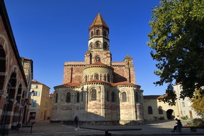 France, Haute-Loire (43), Brioude, la Basilique Saint-Julien de Brioude de style roman auvergnat, le chevet