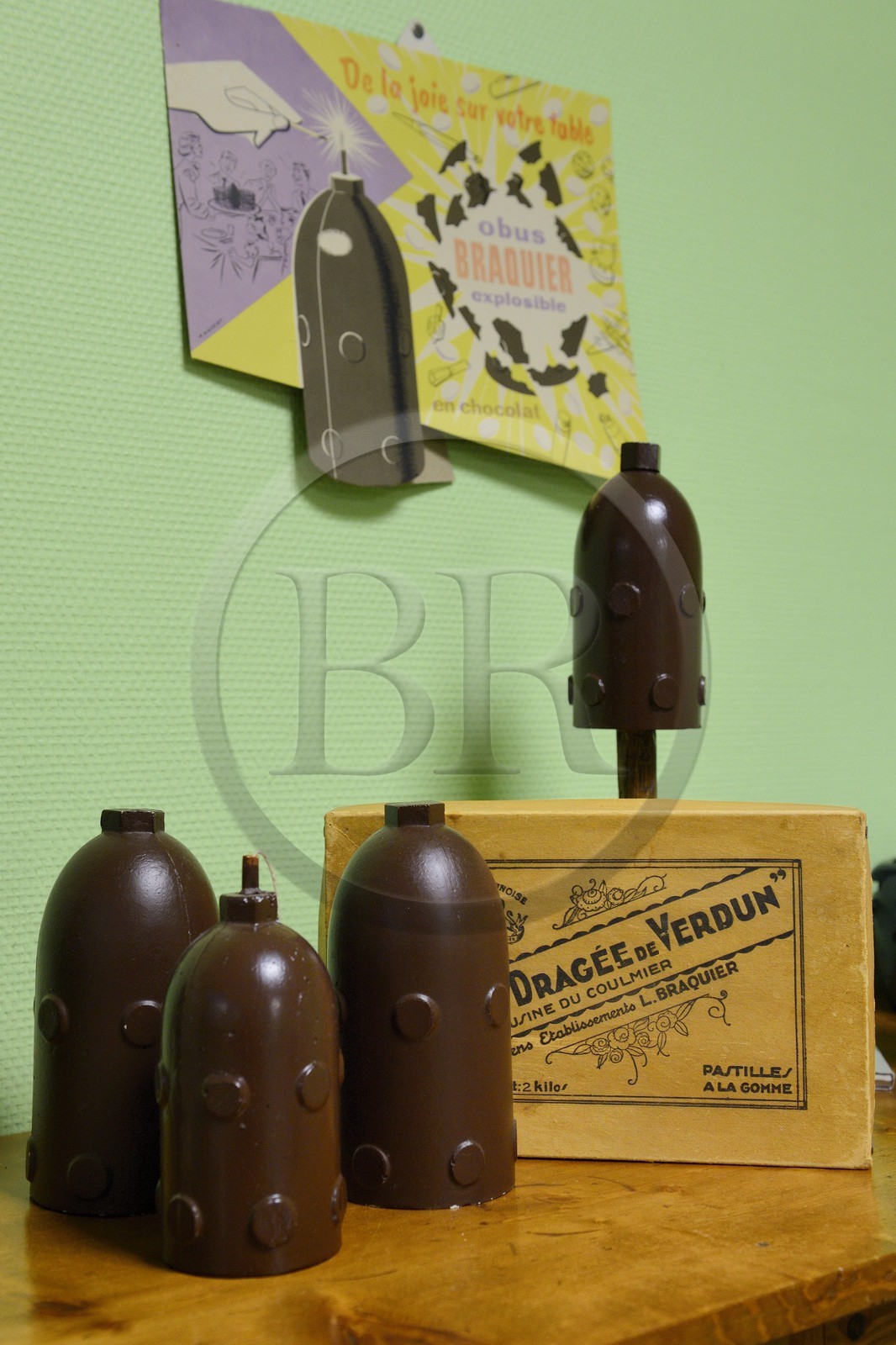 France, Meuse (55), Verdun, usine de dragées Braquier, les célèbres obus explosibles en chocolat de Braquier, la coque en chocolat noir en forme d'obus explose pour laisser échapper dragées et gadgets