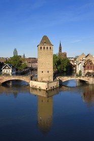 France, Bas Rhin (67), Strasbourg, vieille ville classée au Patrimoine Mondial de l'UNESCO, quartier de la Petite France, les Ponts Couverts et la cathédrale Notre Dame en arrière plan