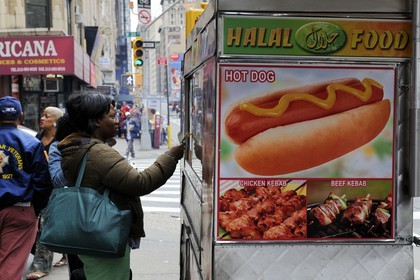 Etats-Unis, New York, Manhattan, Midtown, vendeur ambulant de Hot Dog