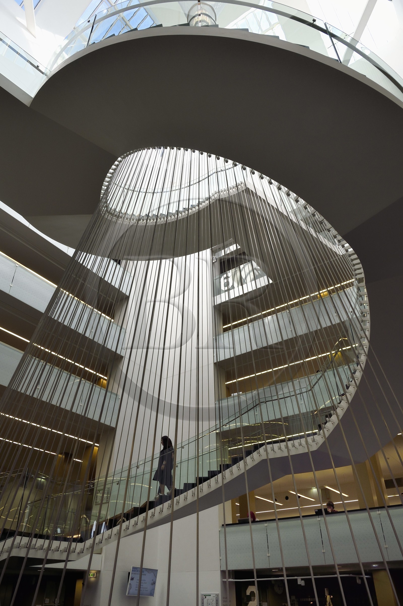 France, Bas-Rhin (67), Strasbourg, Neustadt quartier allemand classé au Patrimoine Mondial de l'UNESCO, place de la Liberté, bibliothèque nationale et universitaire (BNU), escalier monumental par architecte ANMA-Agence Nicolas Michelin et associés