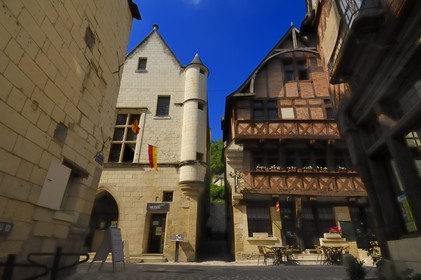 France, Indre et Loire (37), Vallée de la Loire classée Patrimoine Mondial de l'UNESCO, Chinon, l'Hôtel des Etats Généraux et la Maison Rouge au Grand Carroi (rue Voltaire)