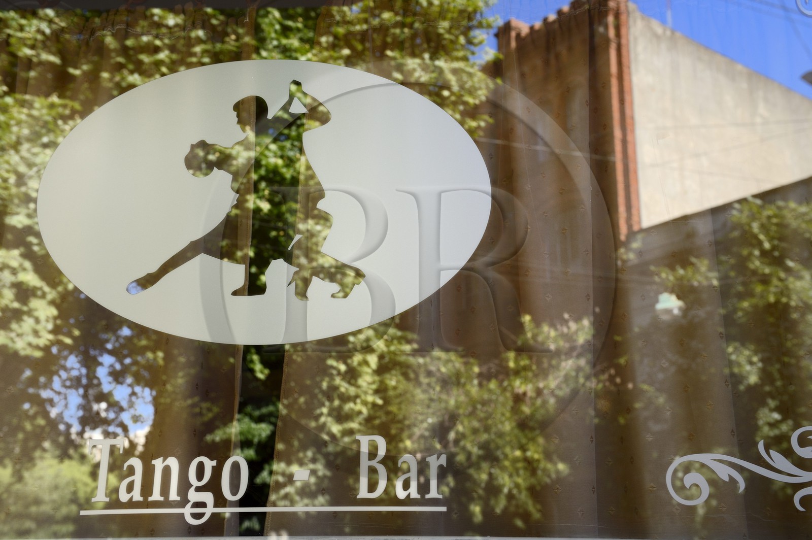 Argentine, Buenos Aires, quartier Saint Telmo, vitrine d'un bar où l'on danse le tango