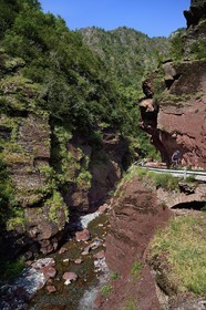 France, Alpes-Maritimes (06), Massif du Mercantour, site natura 2000, Gorges du Cians creusées par le Cians dans des sols de pélite rouge, portion de l'ancienne route aujourd'hui abandonnée