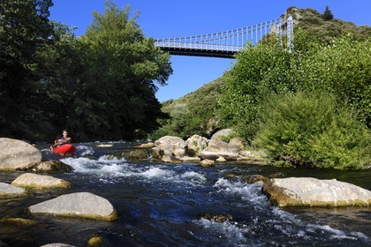 France, Hérault (34), vallée de l' Orb, descente en canoë-kayak de la rivière Orb au moulin de Travassac à Mons la Trivalle, Sylvain Cathala de Ateliers Rivière Randonnées