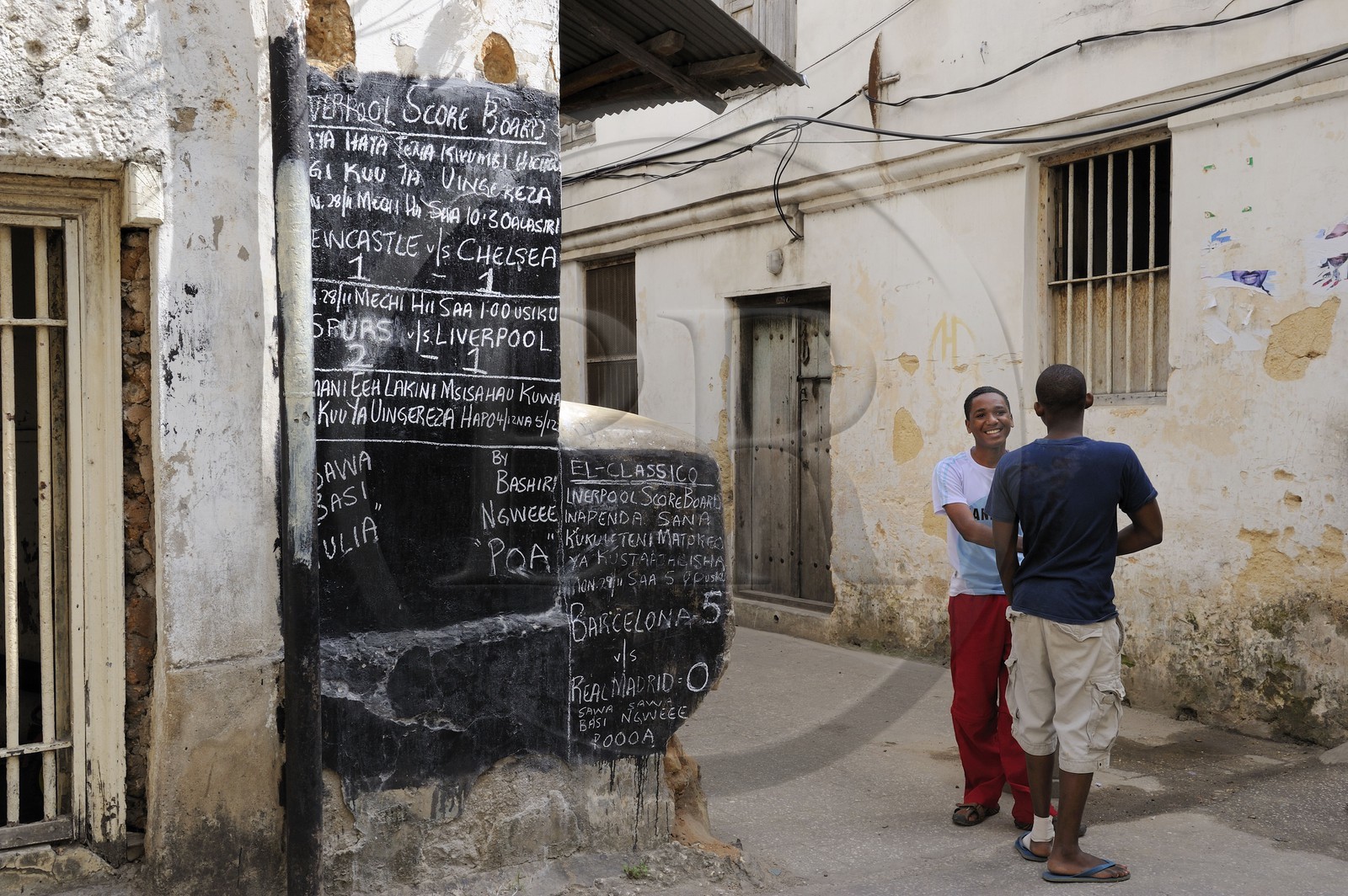 Tanzanie, archipel de Zanzibar, île de Unguja (Zanzibar), ville de Zanzibar, quartier Stone Town, classé Patrimoine Mondial de l' UNESCO, résultats du championat de football britanique affiché dans une ruelle de la vieille ville dans le quartier de Shangani