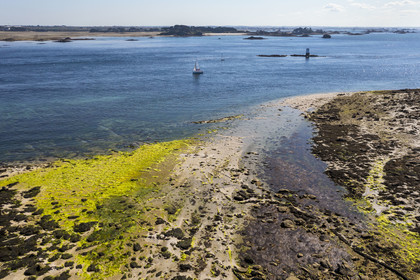 France, Finistère (29), Iles du Ponant, Ile de Batz, le chenal entre le Sud de la Pointe de Penn-Batz et le continent en arrière plan (vue aérienne)