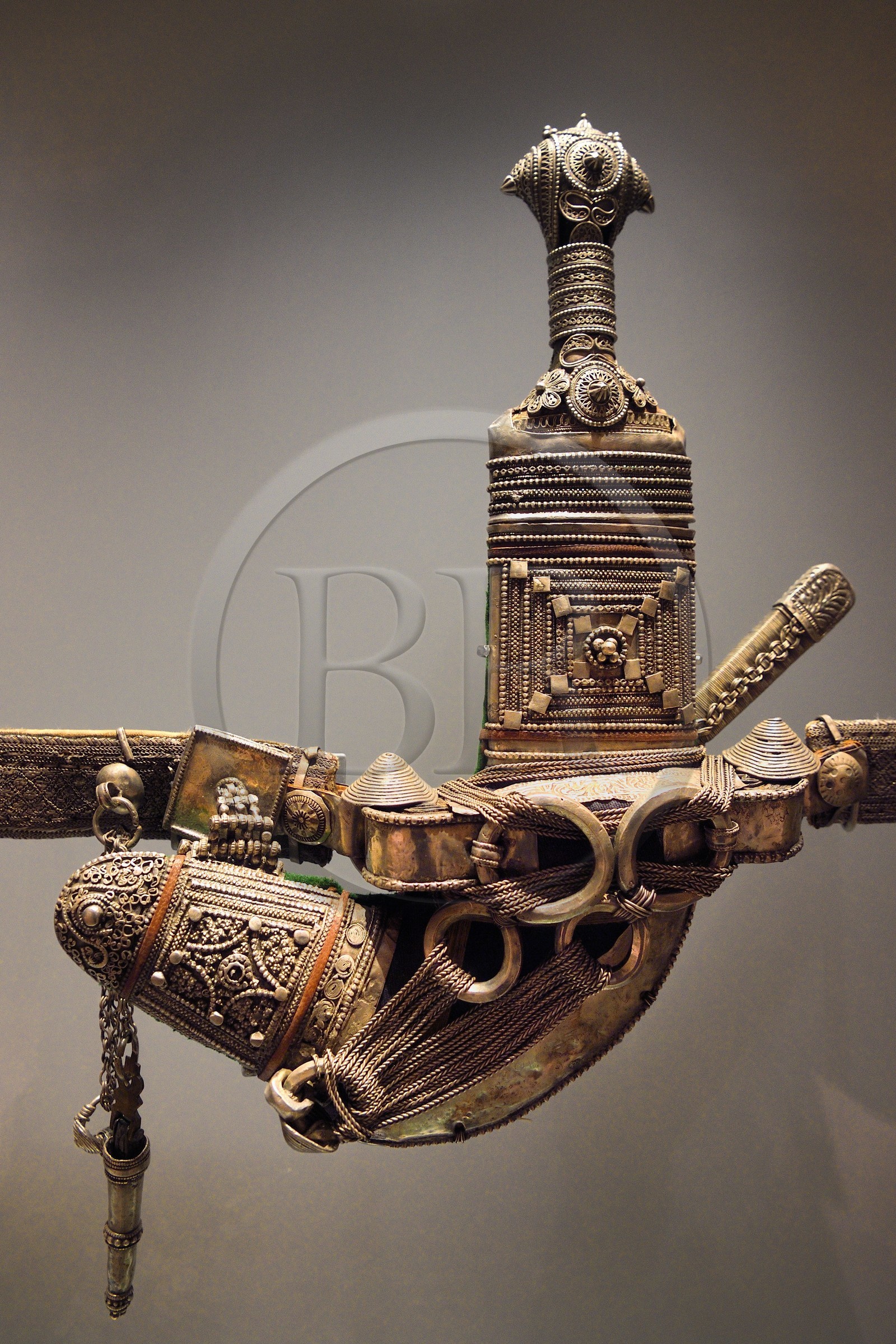 Sultanat d'Oman, Mascate, vieille ville de Mascate, le musée national d'Oman expose des éléments historiques et patrimoniaux du sultanat, poignard Khanjar de style omanais du XXe siècle