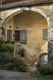 France, Aveyron (12), Causses et les Cévennes, paysage culturel de l'agro-pastoralisme méditerranéen, classés Patrimoine Mondial de l'UNESCO, La Couvertoirade, labellisé Les Plus Beaux Villages de France, village fortifié sur le plateau du Larzac, facade abritée d'une maison traditionnelle