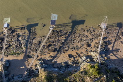 France, Loire-Atlantique (44), Baie de Bourgneuf, Pornic, cabanes de pêche traditionnelle au carrelet en bordure de la plage de Crêve-coeur à La Bernerie-en-Retz (vue aérienne)