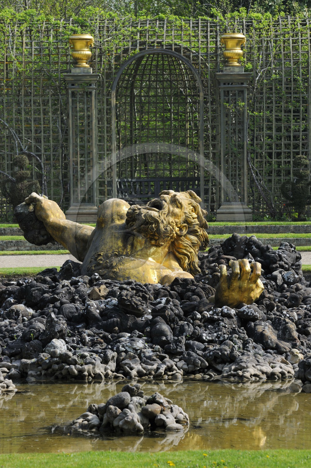 France, Yvelines (78), parc du château de Versailles, classé Patrimoine Mondial de l'UNESCO, le Bosquet de l'Encelade oeuvre de Marsy