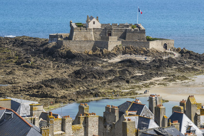 France, Ille-et-Vilaine (35), Côte d'Emeraude, Saint-Malo, Fort National conçu par Vauban et construit par Garangeau au XVIIème siècle vu depuis le clocher de l'église