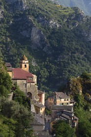 France, Alpes-Maritimes (06), vallée de la Roya (arrière-pays niçois), au pied du parc national du Mercantour, village perché de Saorge, l'église Saint-Sauveur domine la vallée