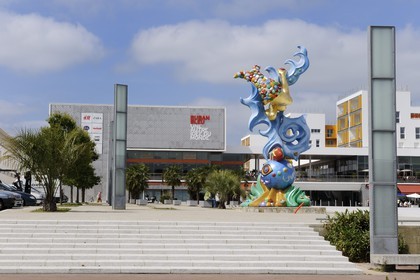 France, Loire-Atlantique (44), Saint-Nazaire, le nouveau centre commecial le ruban bleu et la sculpture Sirène de l'artiste Federica Matta