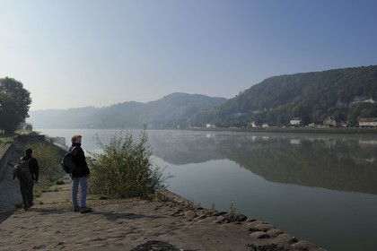France, Seine-Maritime (76), le Bas Mauny situé dans l'Eure dans la brume en aval du village de La Bouille sur la rive gauche de la Seine