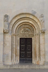 Croatie, Dalmatie, côte dalmate, Zadar, portail roman de la cathédrale Sainte Anastasie (Sv. Stoöija)