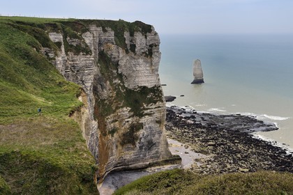 France, Seine-Maritime (76), Pays de Caux, Côte d'Albâtre, randonneur sur le GR21 entre Etretat et Yport, aiguille de Belval et falaise à marée basse