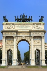 Italie, Lombardie, Milan, Porte de Simplon (Porta Sempione), marquée par un arc de triomphe historique appelé Arc de la Paix (Arco della Pace), construit par l'architecte Luigi Cagnola en 1807 pendant la domination napoléonienne