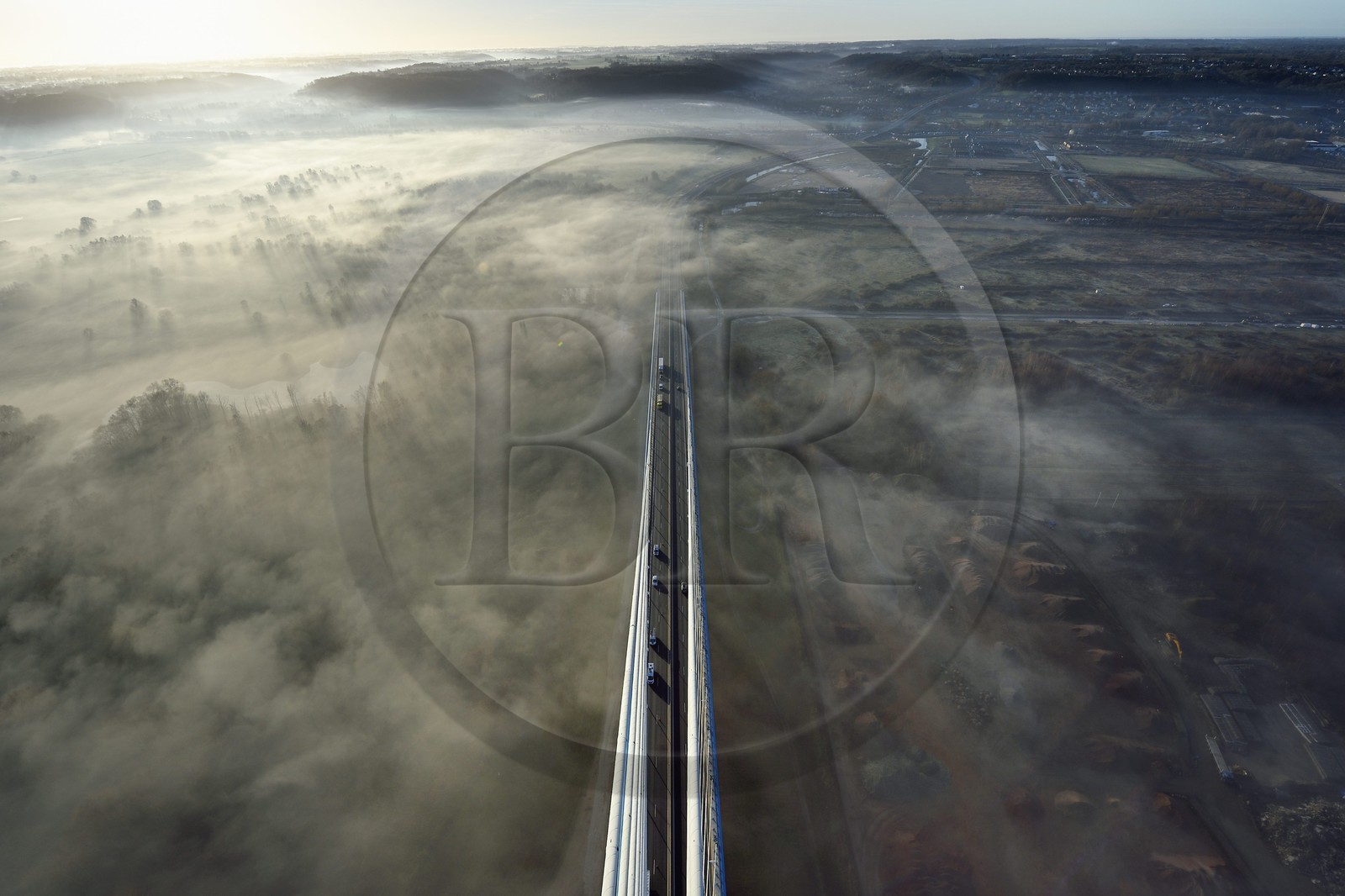 France, entre Calvados (14) et Seine-Maritime (76), le Pont de Normandie à l'aube, viaduc d'accès sud et la Rivière-Saint-Sauveur vus depuis le pylône sud
